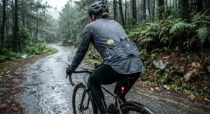 Rear view illustration of a winter cycling jacket highlighting spacious pockets and an extended drop tail.