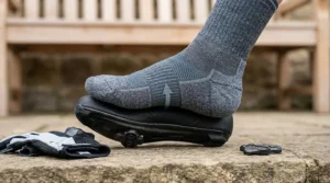 Illustration showing women's merino wool cycling socks with reinforced arch support and cushioned heel