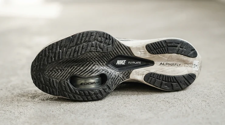Rigid bottom plate of stiff carbon sole road shoes for racing maximizing power transfer
